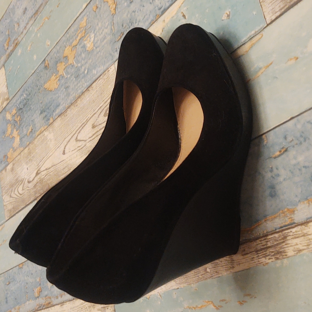 Mari A black wedges